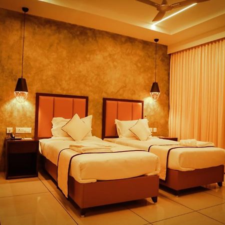 Hotel New York Square Котаям Екстериор снимка