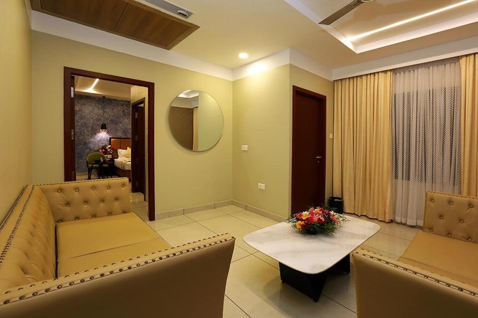 Hotel New York Square Котаям Екстериор снимка