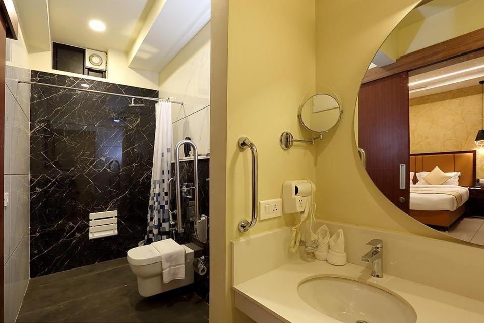 Hotel New York Square Котаям Екстериор снимка