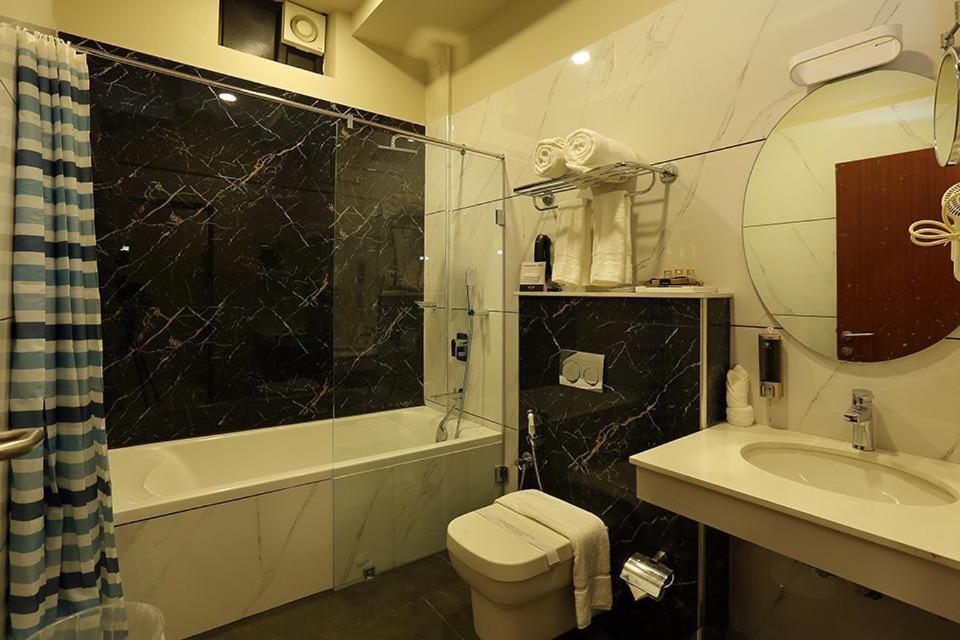 Hotel New York Square Котаям Екстериор снимка