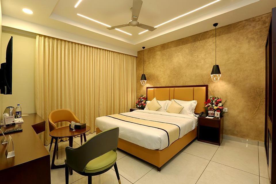 Hotel New York Square Котаям Екстериор снимка