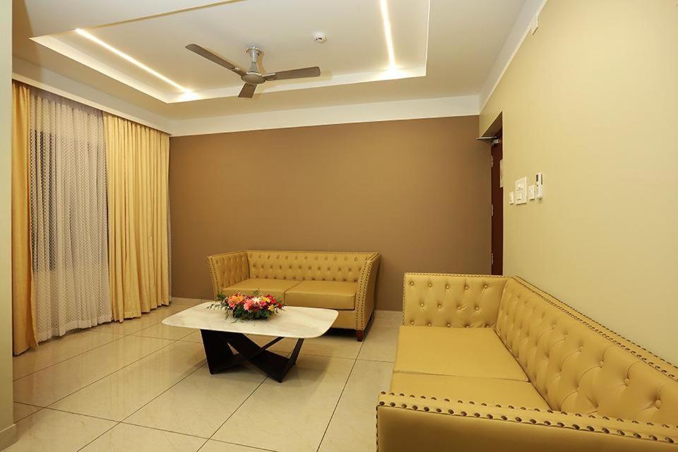 Hotel New York Square Котаям Екстериор снимка
