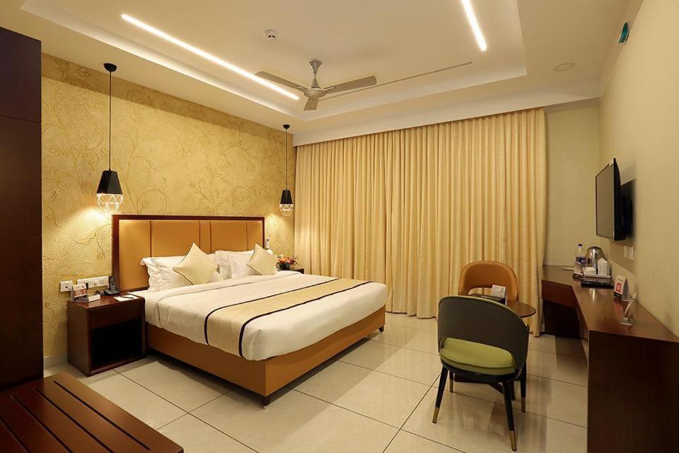 Hotel New York Square Котаям Екстериор снимка