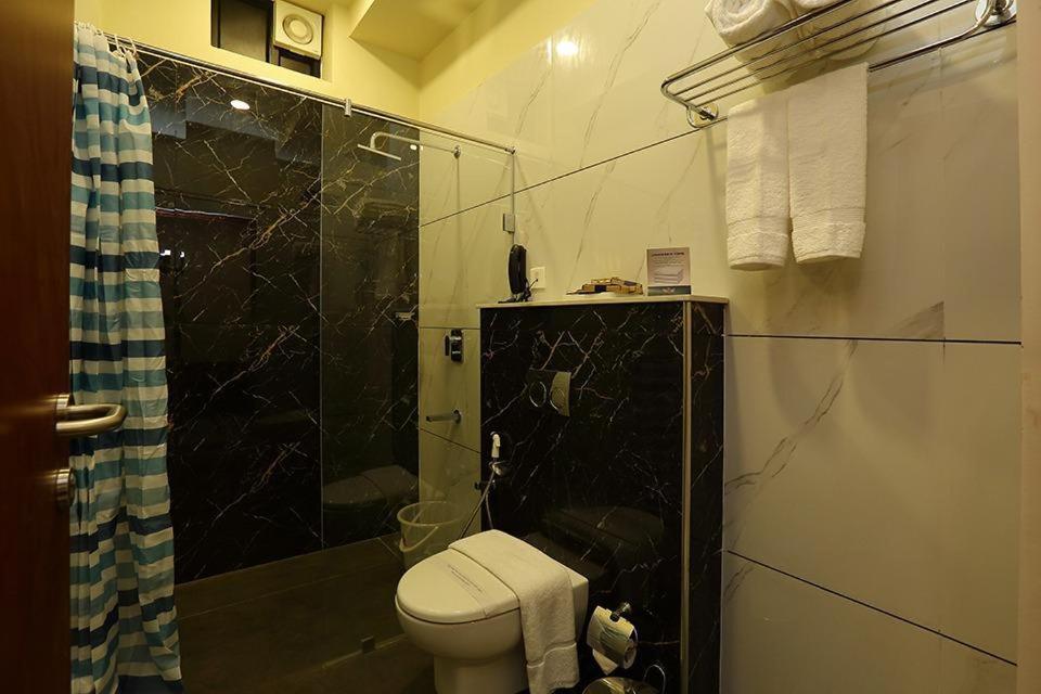 Hotel New York Square Котаям Екстериор снимка