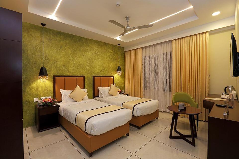 Hotel New York Square Котаям Екстериор снимка