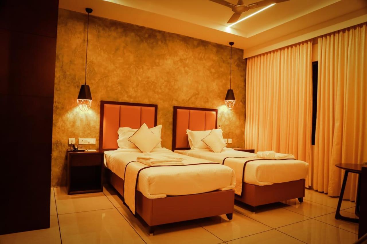 Hotel New York Square Котаям Екстериор снимка