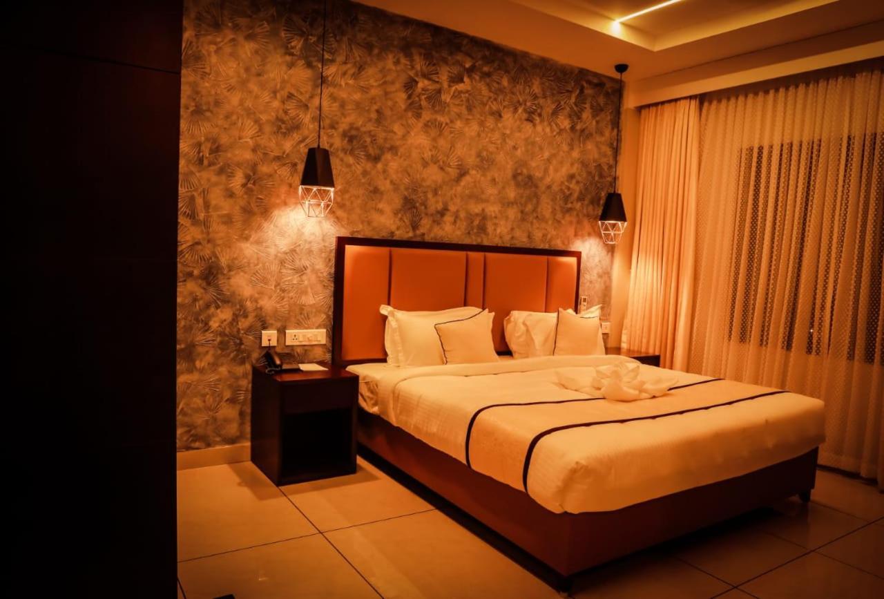 Hotel New York Square Котаям Екстериор снимка