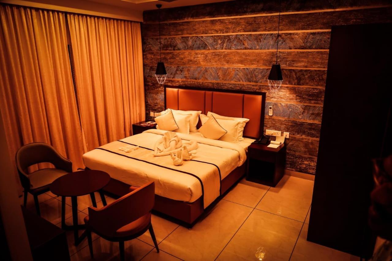 Hotel New York Square Котаям Екстериор снимка